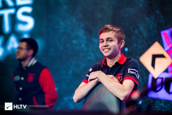 2025英雄联盟全球总决赛即将开启 OPPO百城门店同步观赛盛况